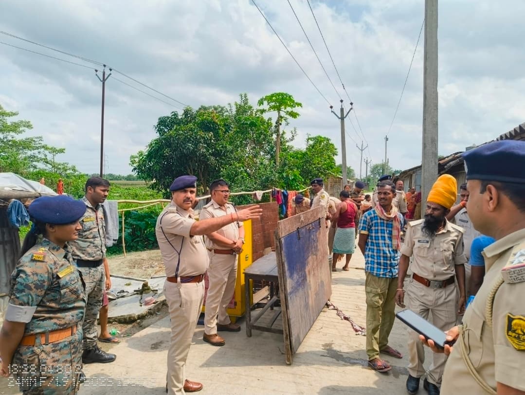 फरार वारंटी के घर पुलिस ने की कुर्की जब्ती की कार्रवाई