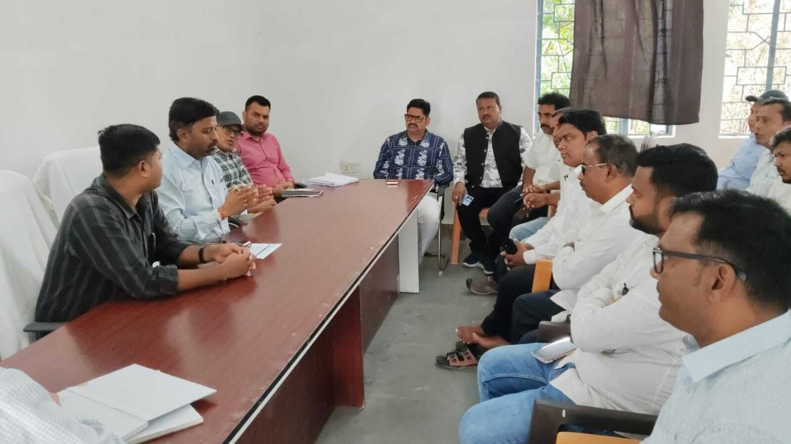 बिजली समस्याओं के समाधान को एसडीओ ने की समीक्षा बैठक