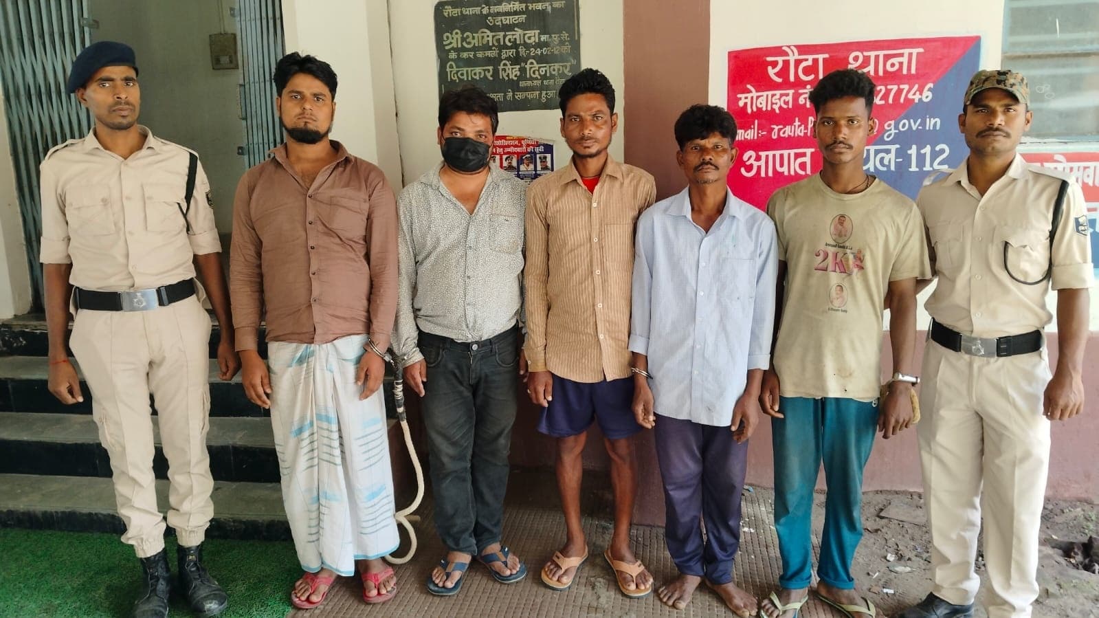 शराब पीकर हंगामा करते पांच लोग गिरफ्तार