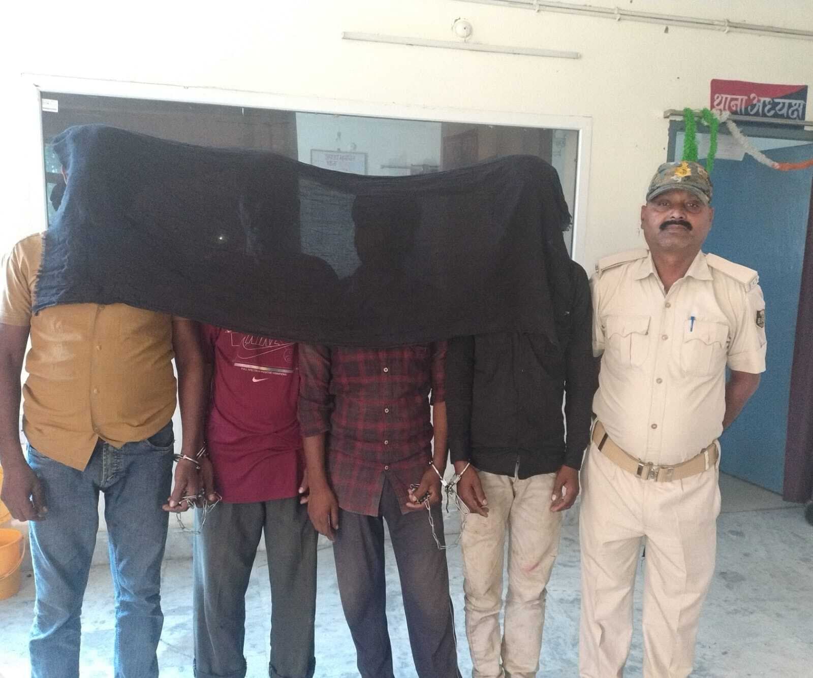 हंगामा करते चार शराबी को धराया