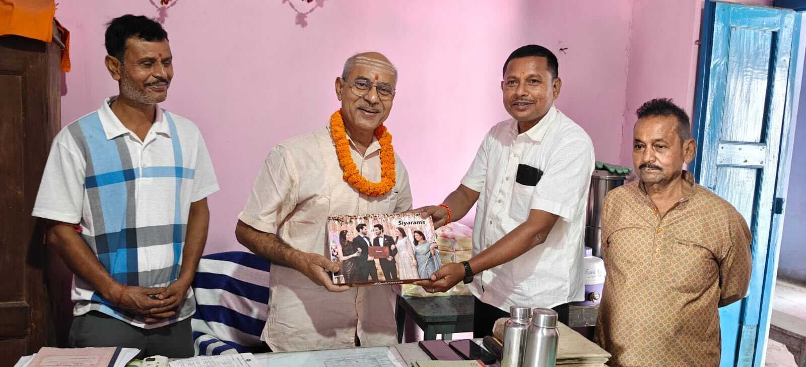 भावभीनी माहौल में डॉ. विभूति नाथ झा को दी गई विदाई