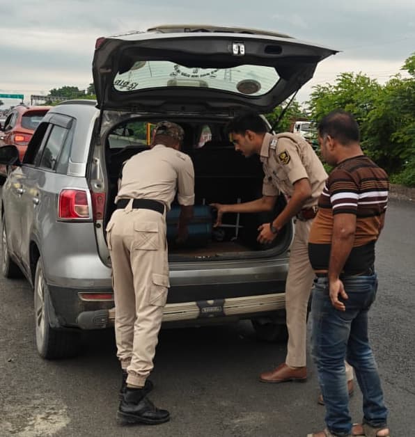 पूर्णिया पुलिस ने  रातभर ली वाहनों की तलाशी