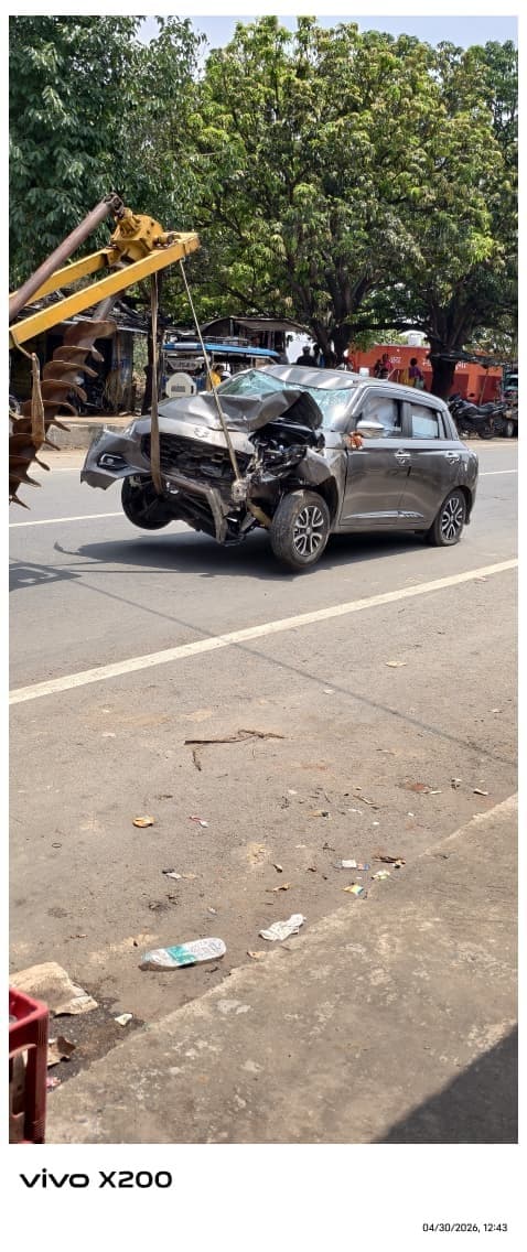 पेड़ से टकराई कार, चार घायल, सभी की हालत खतरे से बाहर