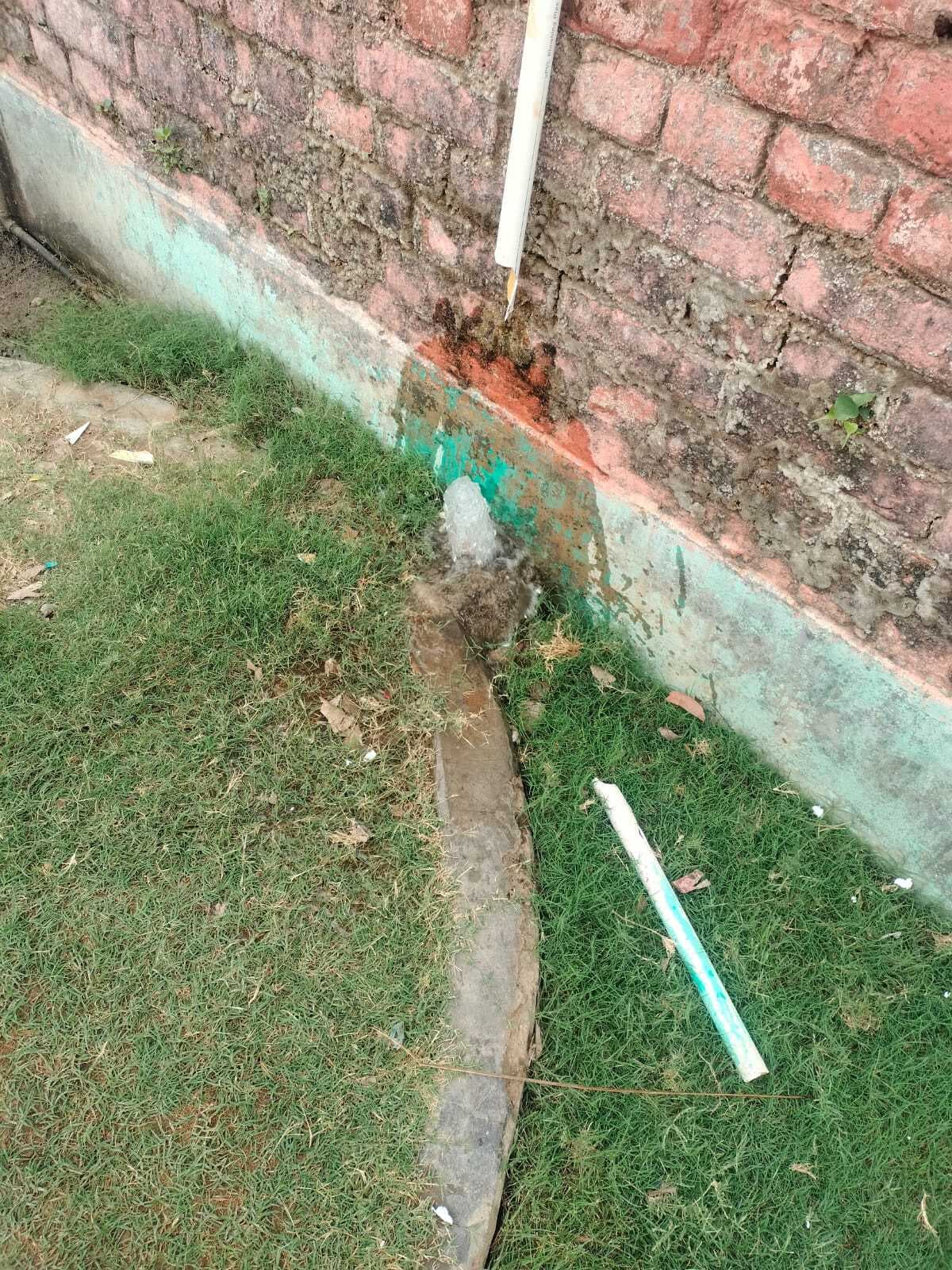 स्कूल में असमाजिक तत्वों का अड्डा, रसोई का समर्सिबल पाइप किया क्षतिग्रस्त