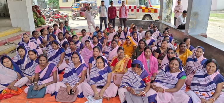 14 सूत्री मांगों को ले आशा कार्यकर्ताओं का धरना, 11 मई से हड़ताल की चेतावनी