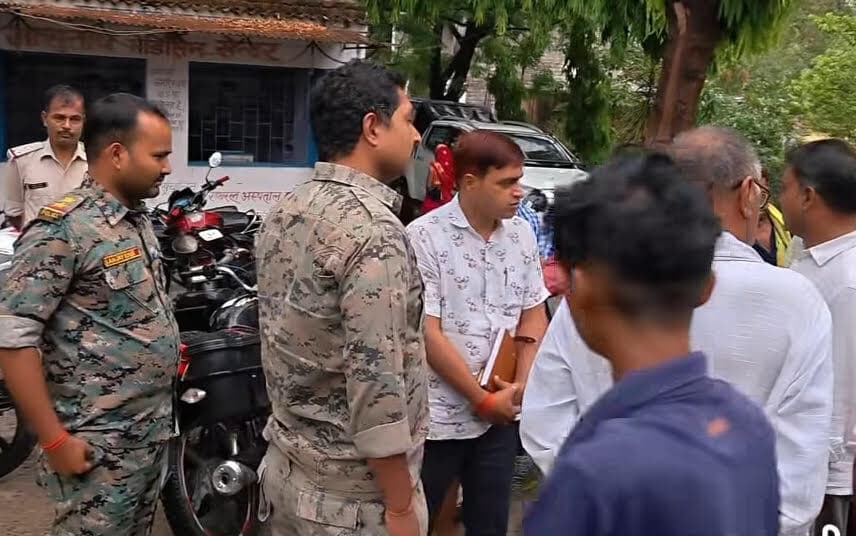 सिरदला-हिसुआ मुख्य मार्ग पर टोटो की टक्कर से दो बाइक भिड़ीं, तीन घायल