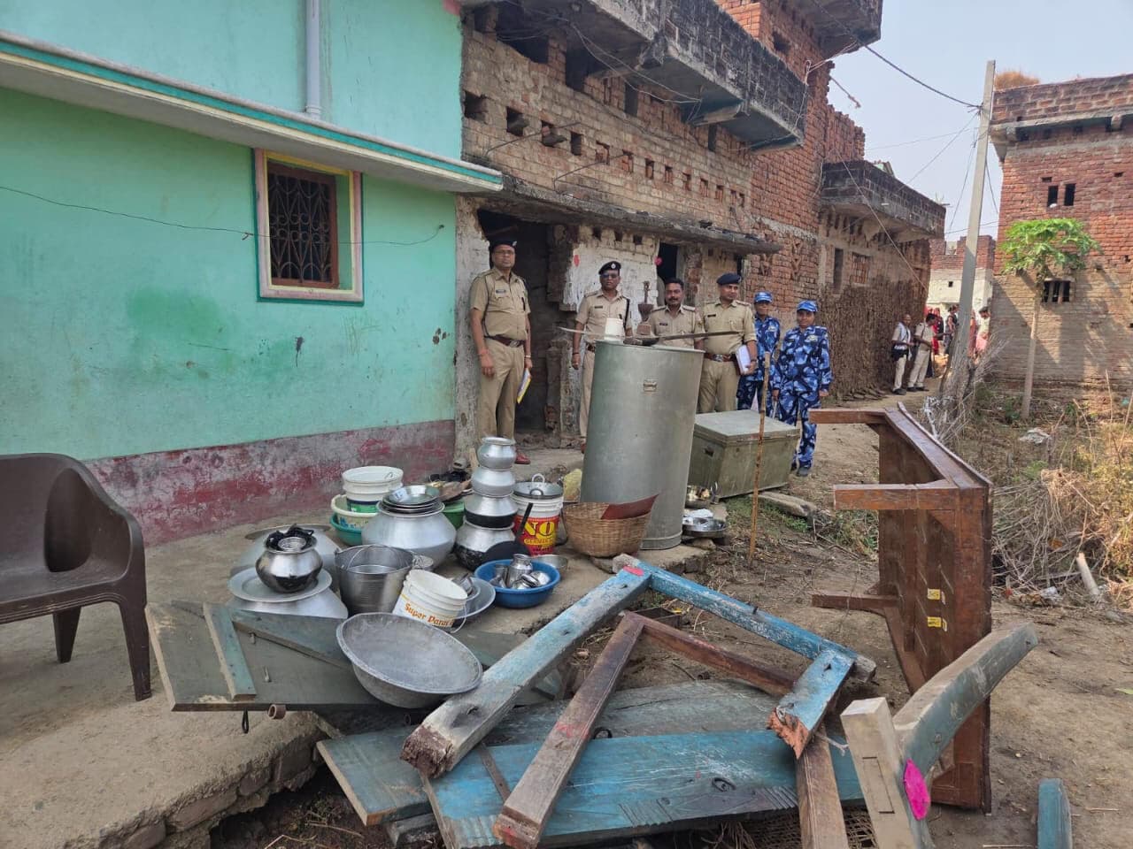 डोमनबाग में हत्या के मामले के फरार आरोपित के घर कुर्की-जब्ती