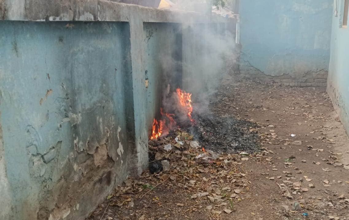 लापरवाही - सदर अस्पताल में आये दिन जलाया जा रहा कचरा, मरीजों के जान से खिलवाड़