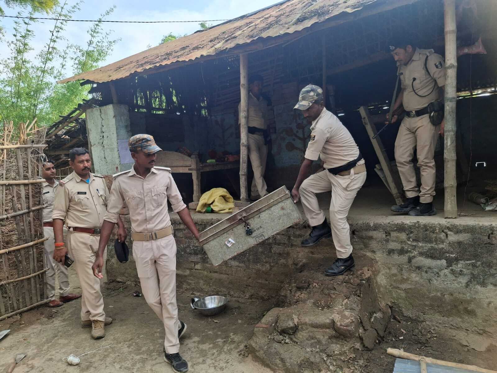 अनुमंडल क्षेत्र में कई जगहों पर फरारियों के घर हुई कुर्की