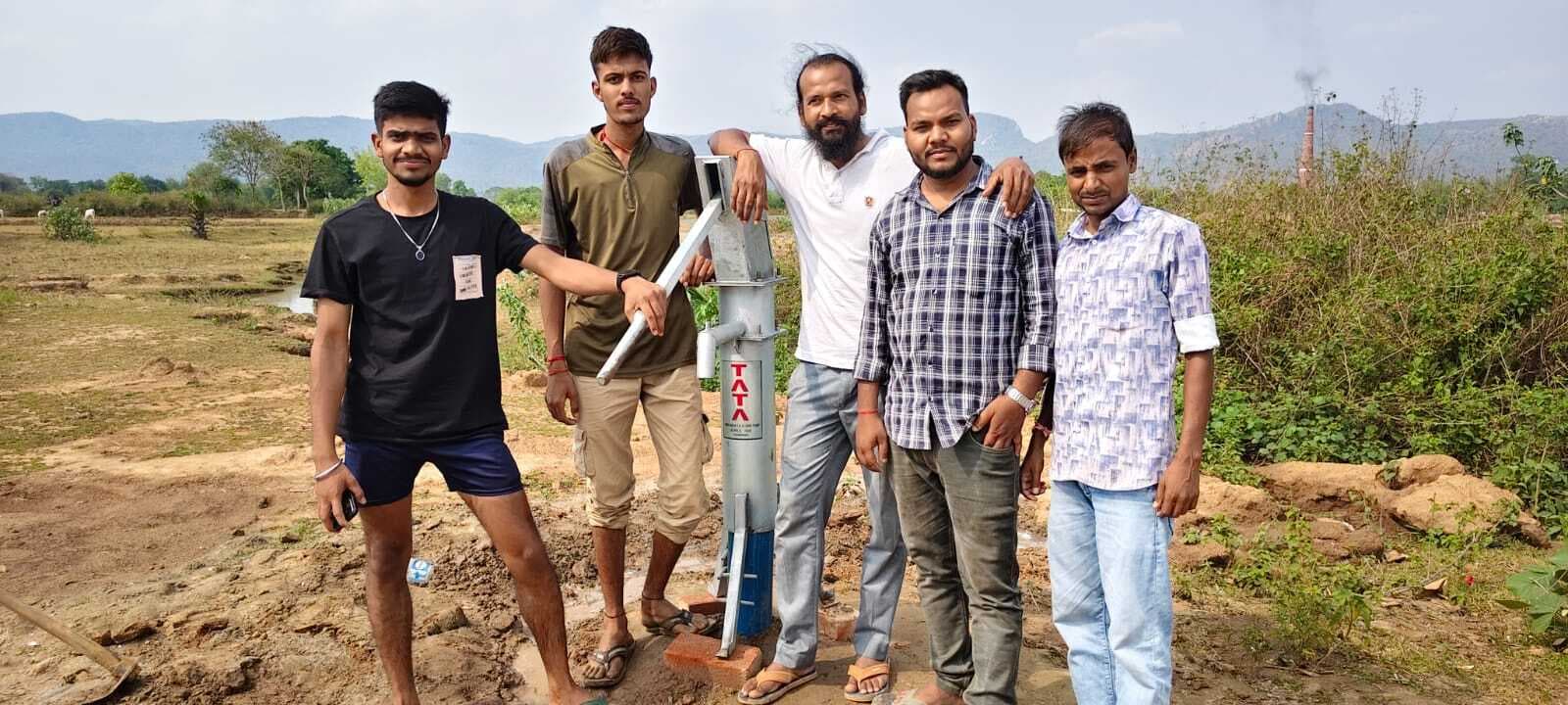 शहीद एसके मुर्मू स्टेडियम में लगा चापाकल