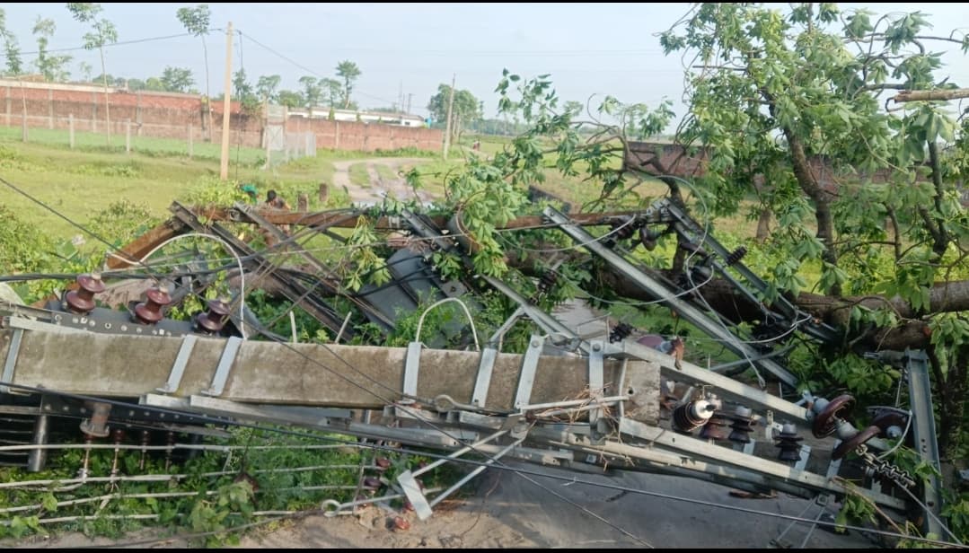 तेज आंधी-बारिश से जनजीवन अस्त-व्यस्त, लाखों की संपत्ति का नुकसान