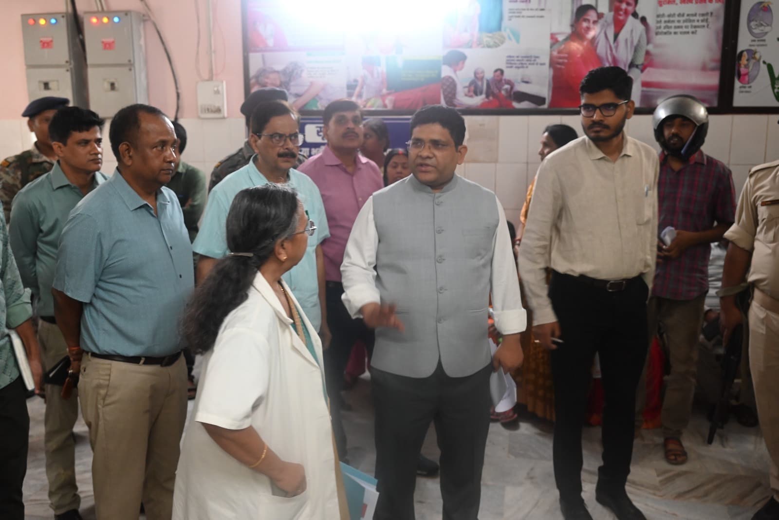 Deoghar News : डीसी ने की ओटी से ओपीडी तक की जांच, अल्ट्रासाउंड और एक्स-रे जल्द चालू करने का आदेश