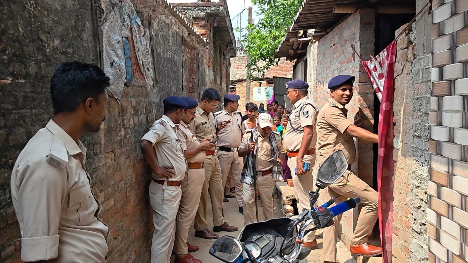 पुलिस ने दो आरोपियों के घर किया कुर्की जब्ती की कार्रवाई