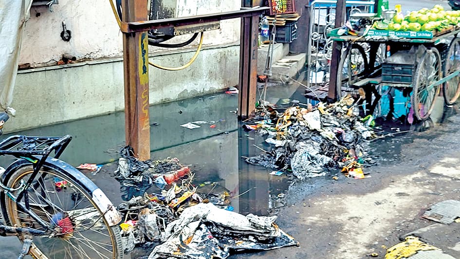 एक घंटे की बारिश से ही अस्पताल व दुकानों में जलजमाव, नालों के गंदे पानी से डूबीं सड़कें