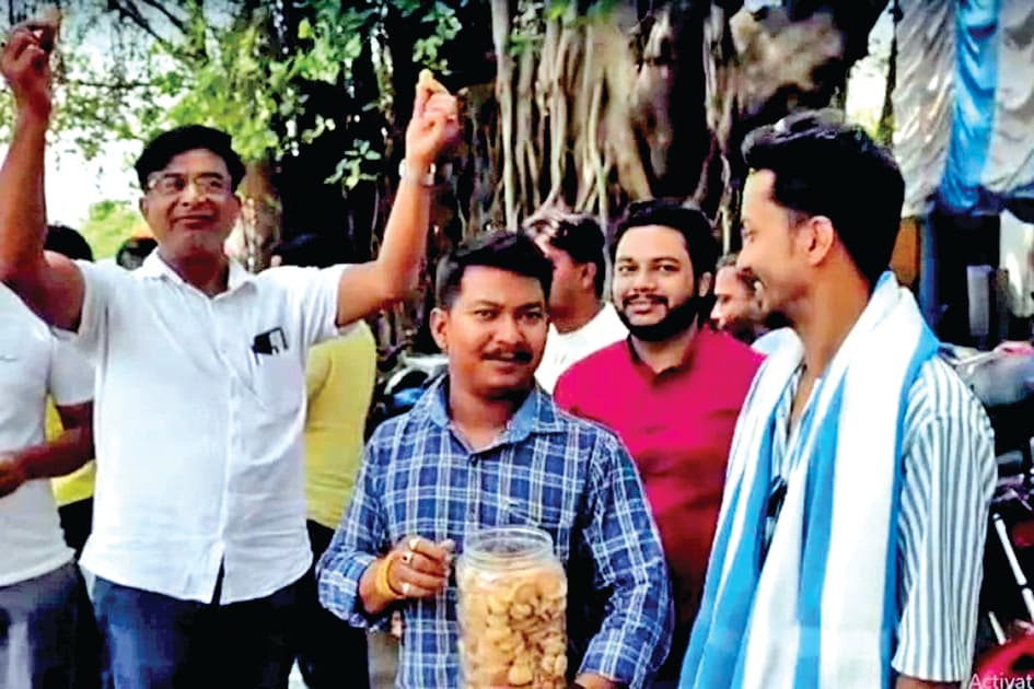 स्ट्रांग रूम पर मिठास संग डटे तृणमूलकर्मी