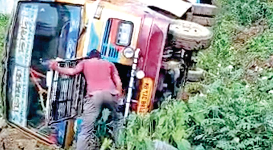 मतदान कर्मियों को छोड़कर जा रही यात्री बस पलटी, चालक घायल