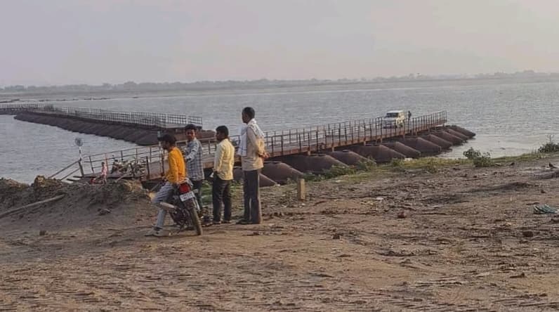 आंधी-बारिश से महुली घाट-सिताब दियारा पीपा पुल चार हिस्सों में टूटा, परिचालन बाधित