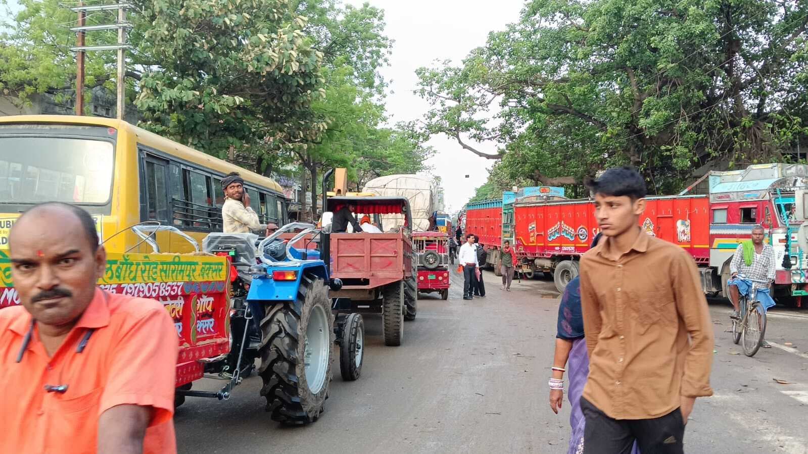 गोलंबर से बाइपास रोड तक लगा जाम, लोग रहे परेशान