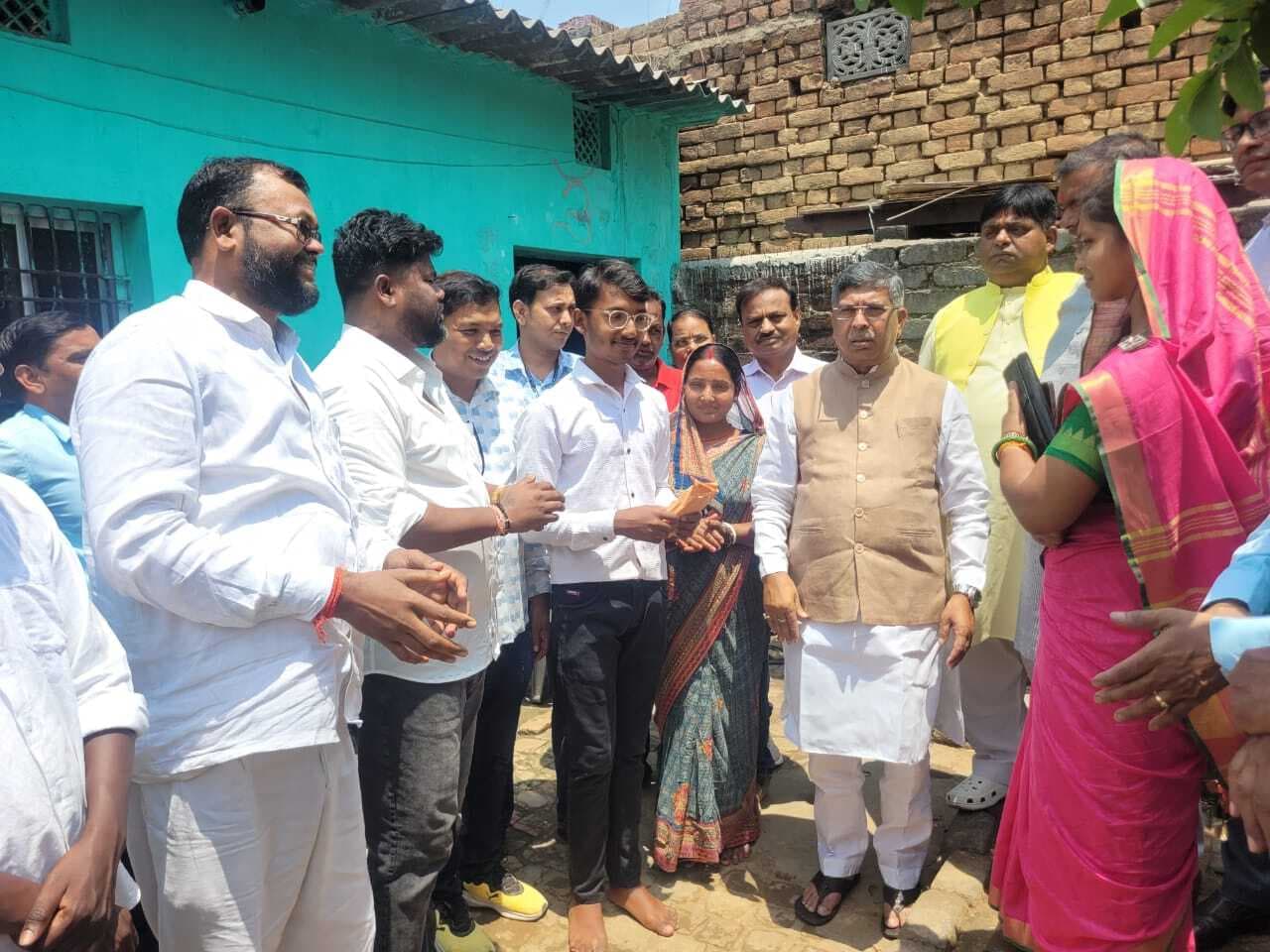 राज्यसभा सांसद ने जैक बोर्ड के स्टेट टॉपर को दिये एक लाख रुपये