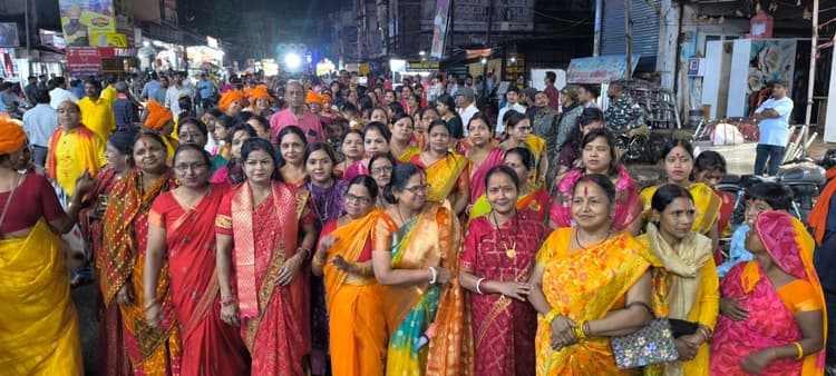 Giridih News :बारिश के बीच निकली भव्य शोभायात्रा, जयकारों से गूंजा शहर