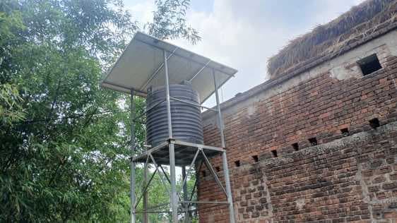 महागामा प्रखंड के प्रेमनगर में खराब सोलर जलमीनार से ग्रामीण परेशान