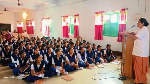 संत फ्रांसिस हाई स्कूल में छात्राओं को एचपीवी वैक्सीन के प्रति किया गया जागरूक