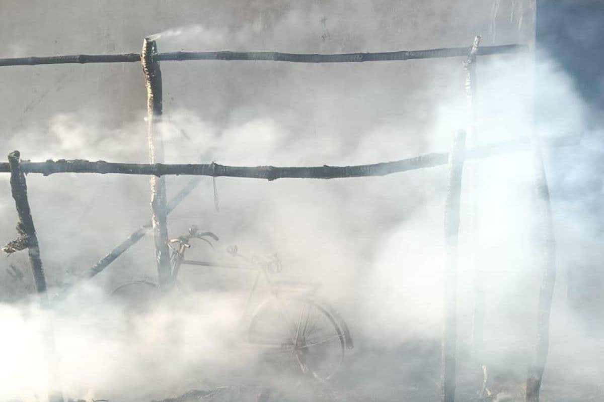 गढ़वा: कचरे की आग ने मचाई तबाही, जलकर राख हुआ ग्रामीण का आशियाना