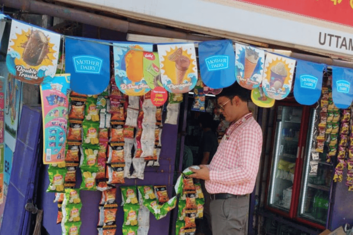 सरायकेला बाजार में फूड सेफ्टी का छापा, दो दुकानों पर लगाया जुर्माना