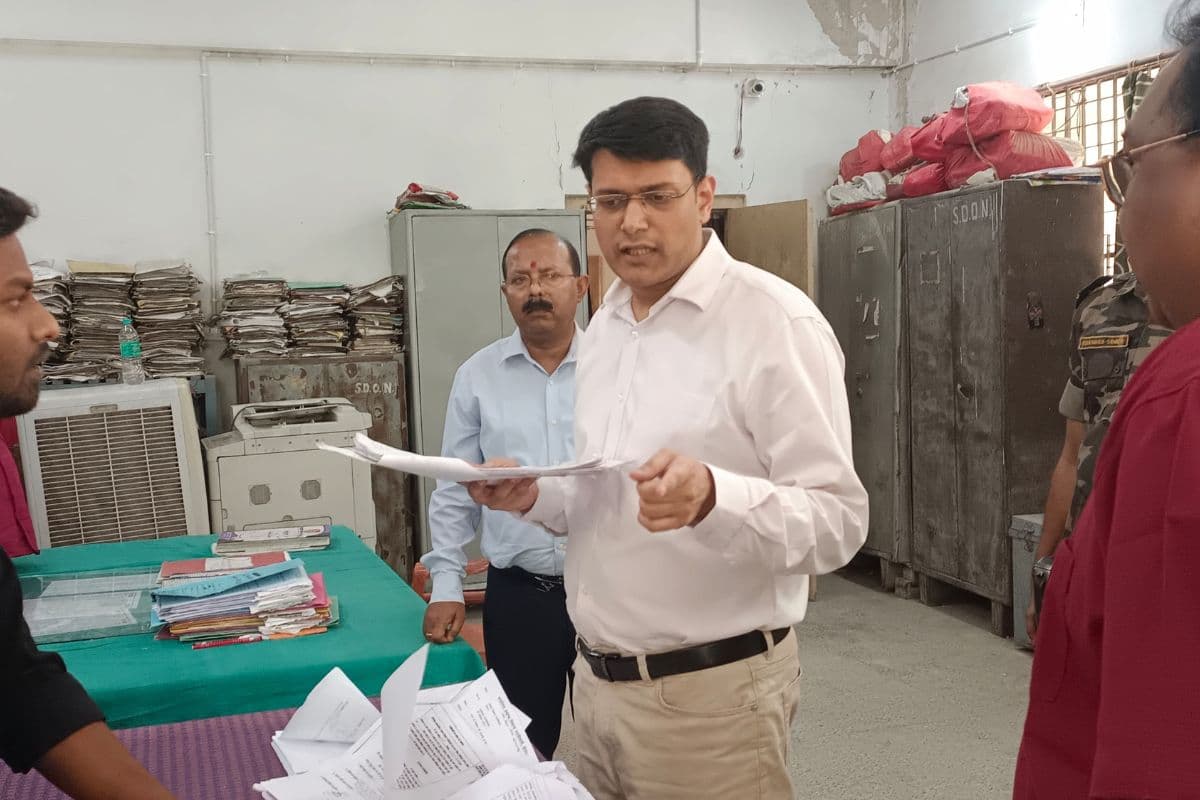 गढ़वा डीसी का बंशीधरनगर में एक्शन: ऑफिस से गायब मिले कार्यपालक पदाधिकारी, मांगा स्पष्टीकरण