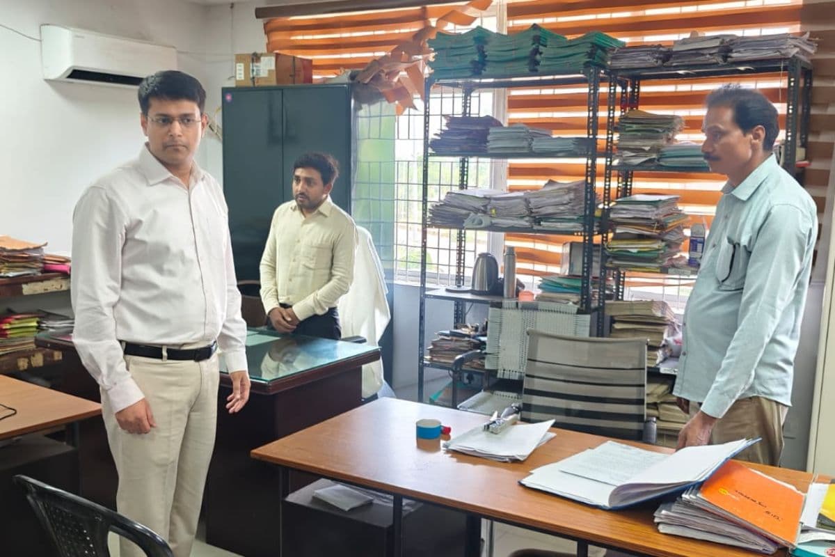 गढ़वा: डीसी ने किया समाहरणालय के अलग-अलग कार्यालयों का किया निरीक्षण, दिए निर्देश