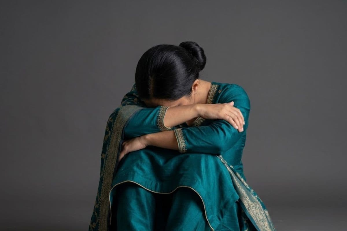 गढ़वा: मेहनत की कमाई से खरीदा था मोबाइल, भाई की डांट पड़ी तो बहन ने खा लिया जहर