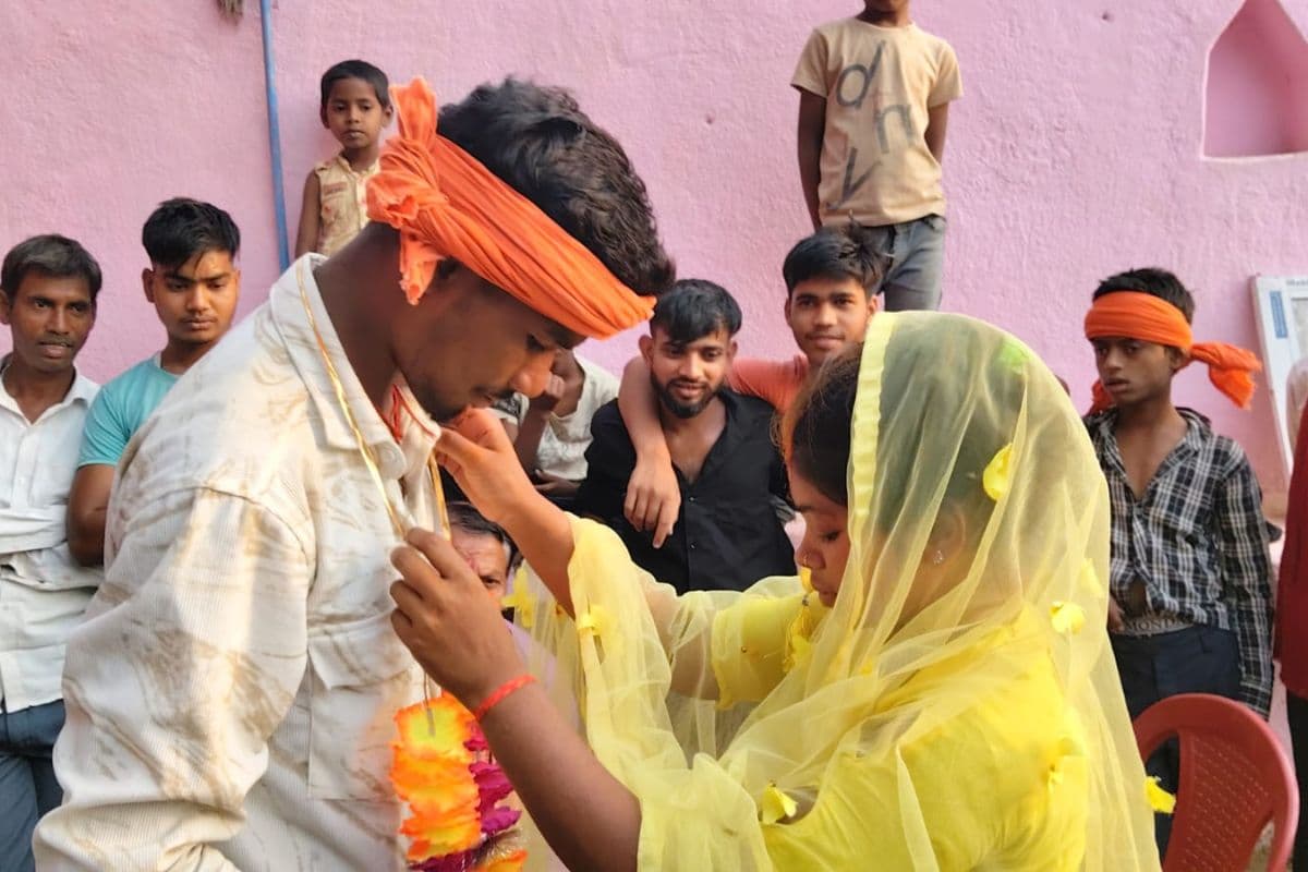 गढ़वा में प्रेमी के इनकार के बाद थाना प्रभारी की पहल रंग लाई, मंदिर में हुई शादी