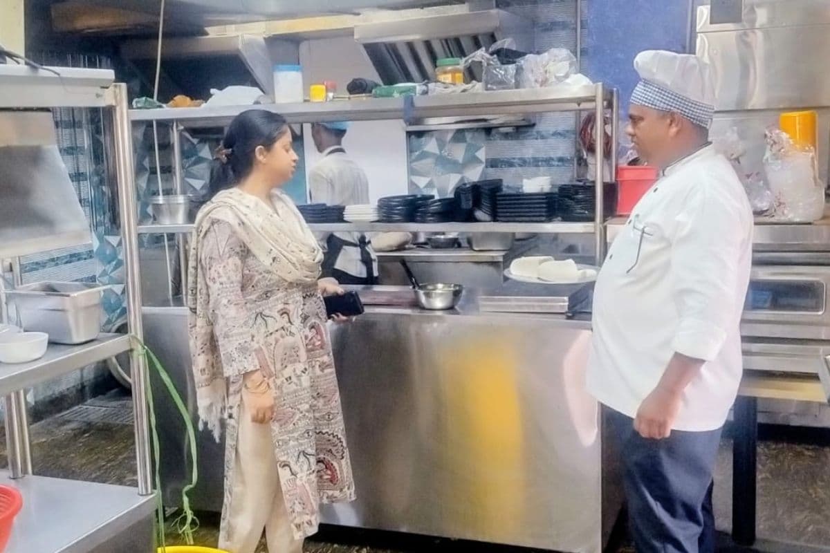 गढ़वा में छापेमारी से खुली पोल, एक्सपायरी कोल्डड्रिंक से लेकर बिना लाइसेंस तक खुलासा