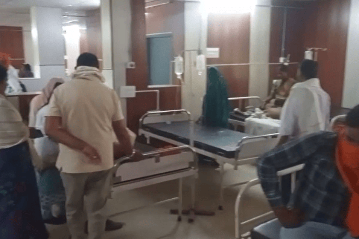 गढ़वा: सदर अस्पताल में घायल युवक को स्लाइन स्टैंड तक नसीब नहीं, बोतल थामे खड़े रहे परिजन