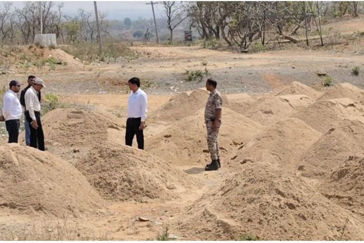 गढ़वा में अवैध बालू खनन पर एसडीएम का एक्शन, मेराल में 61 ट्रैक्टर बालू जब्त