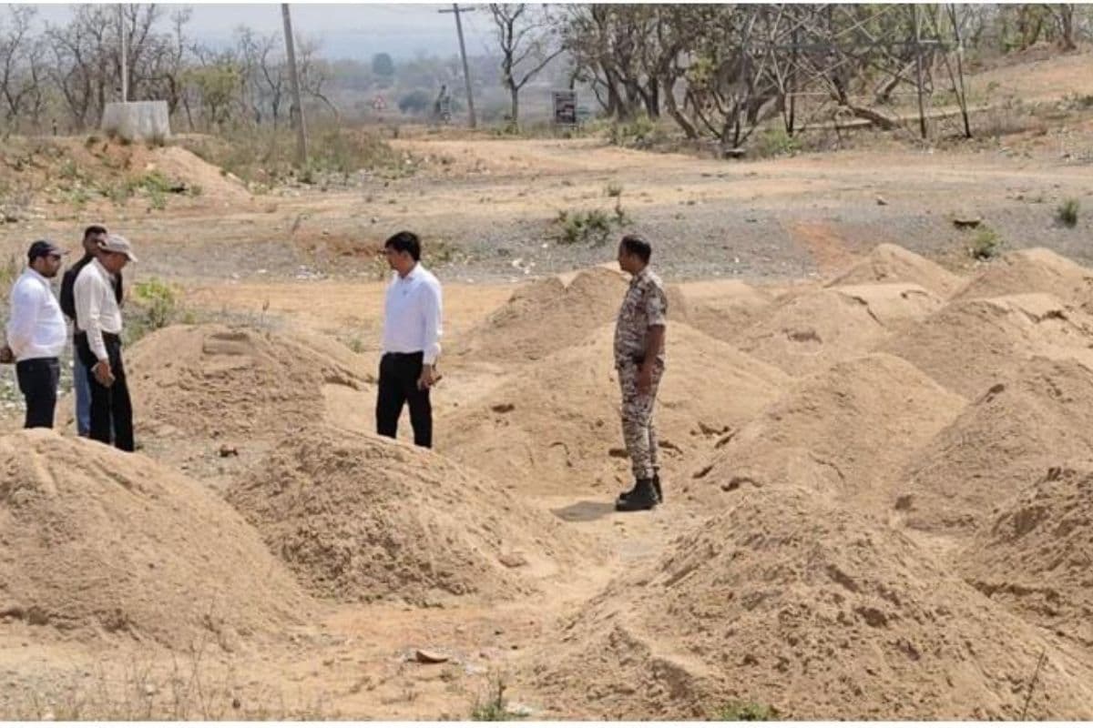 गढ़वा में अवैध बालू खनन पर एसडीएम का एक्शन, मेराल में 61 ट्रैक्टर बालू जब्त