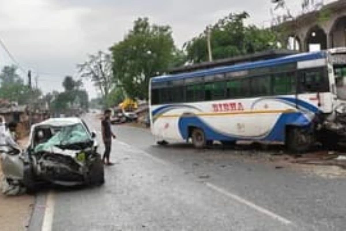गिरिडीह में सड़क हादसा, बस-कार टक्कर में दो की मौत  