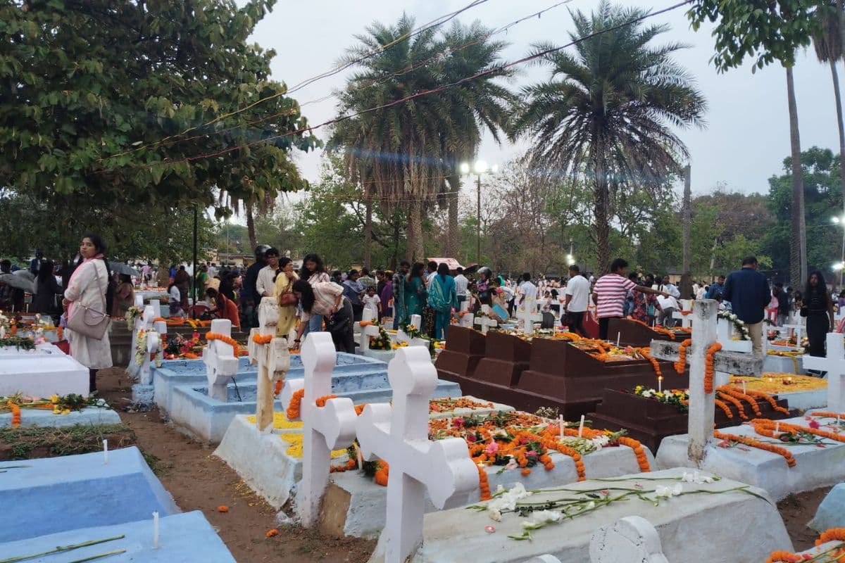 रांची के गोस्सनर कंपाउंड कब्रिस्तान में पुनरुत्थान की आराधना