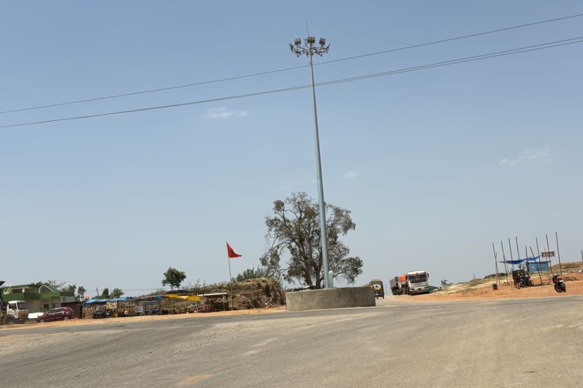 गुमला: राहगीरों की जिंदगी से खेल रहा एनएच विभाग, उर्मी बाईपास चौराहा के पास लगा लाइट बना शो पीस