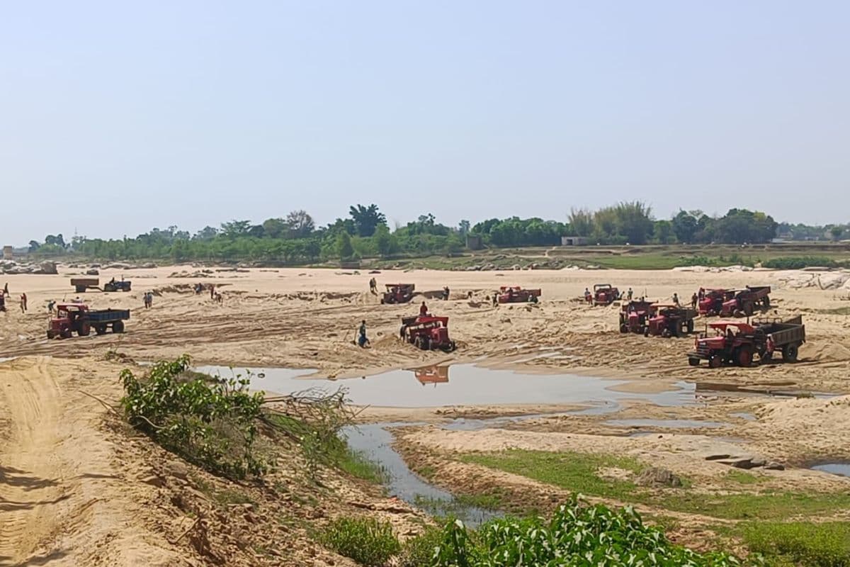 गुमला के बसिया में बालू के धंधेबाजों पर कार्रवाई, अवैध भंडारण मामले में 10 पर नामजद केस