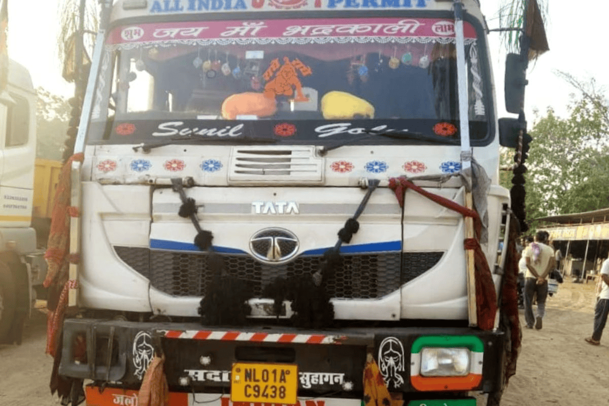 हजारीबाग: खुशियां मातम में बदली, बेटी की शादी का कार्ड बांटने निकले शिक्षक की सड़क हादसे में दर्दनाक मौत 