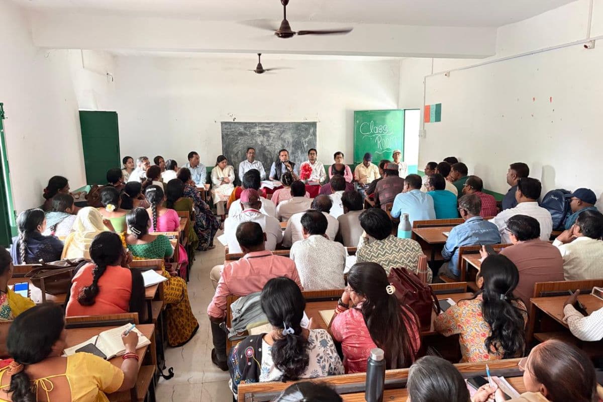 हजारीबाग में सरकारी स्कूलों में नए सत्र की पढ़ाई शुरू, शिक्षकों के साथ शिक्षा अधिकारियों ने की बैठक