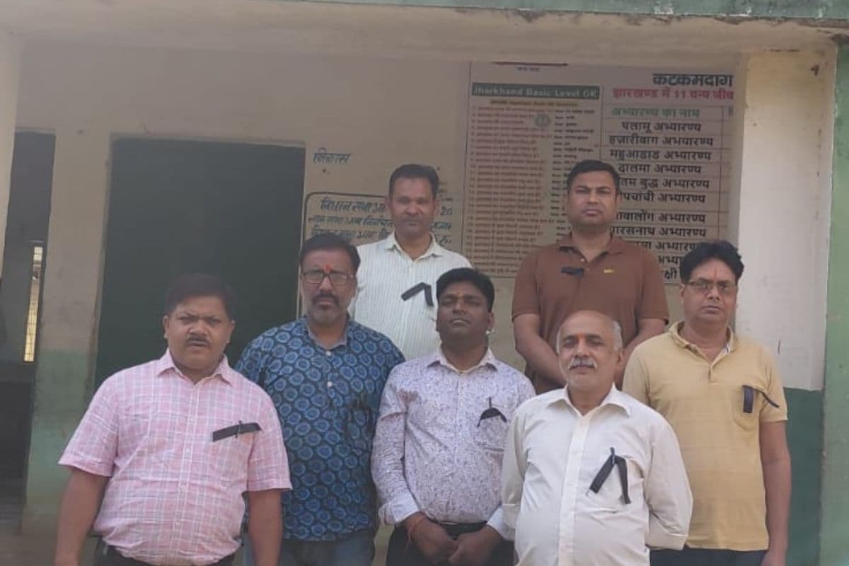 दो महीने से सैलरी बंद, काला बिल्ला लगाकर शिक्षकों ने जताया विरोध 