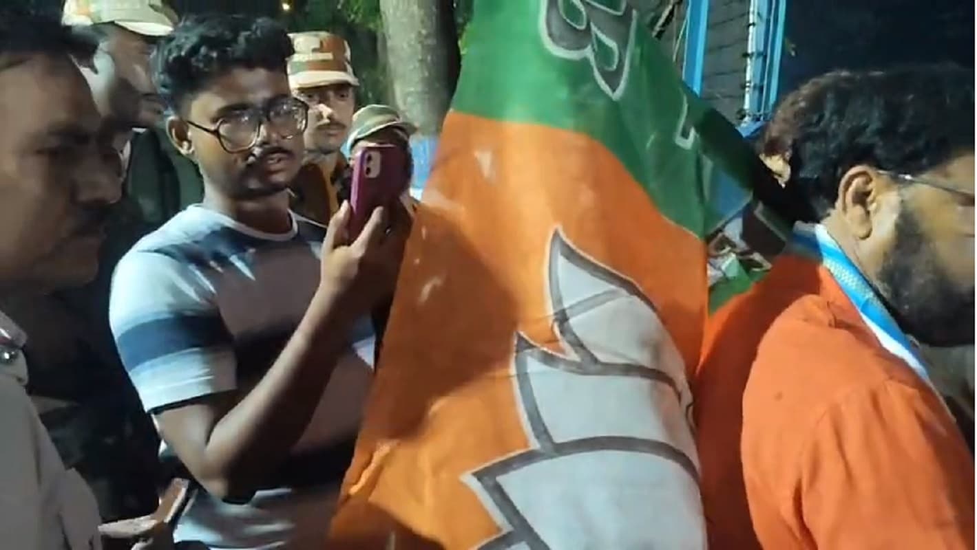 दुर्गापुर में थाने के सामने भाजपा का प्रदर्शन, तृणमूल कार्यकर्ताओं को गिरफ्तार करने की मांग