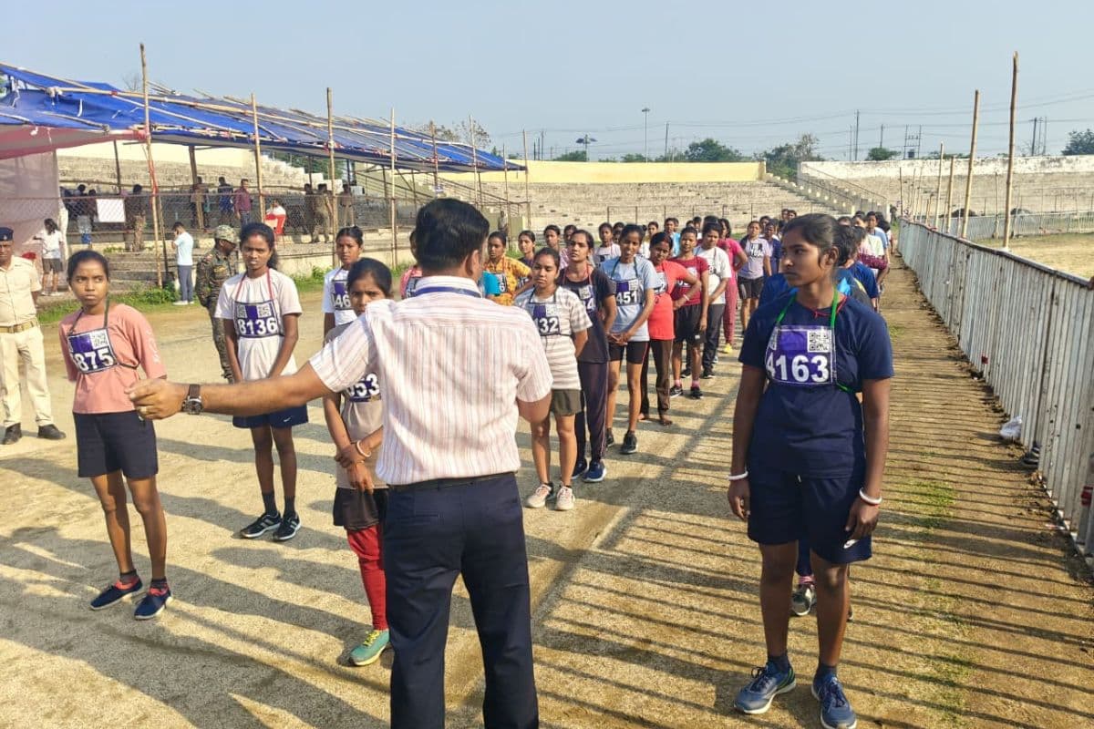 धनबाद में होमगार्ड भर्ती परीक्षा तीसरे दिन भी सख्त निगरानी के बीच जारी