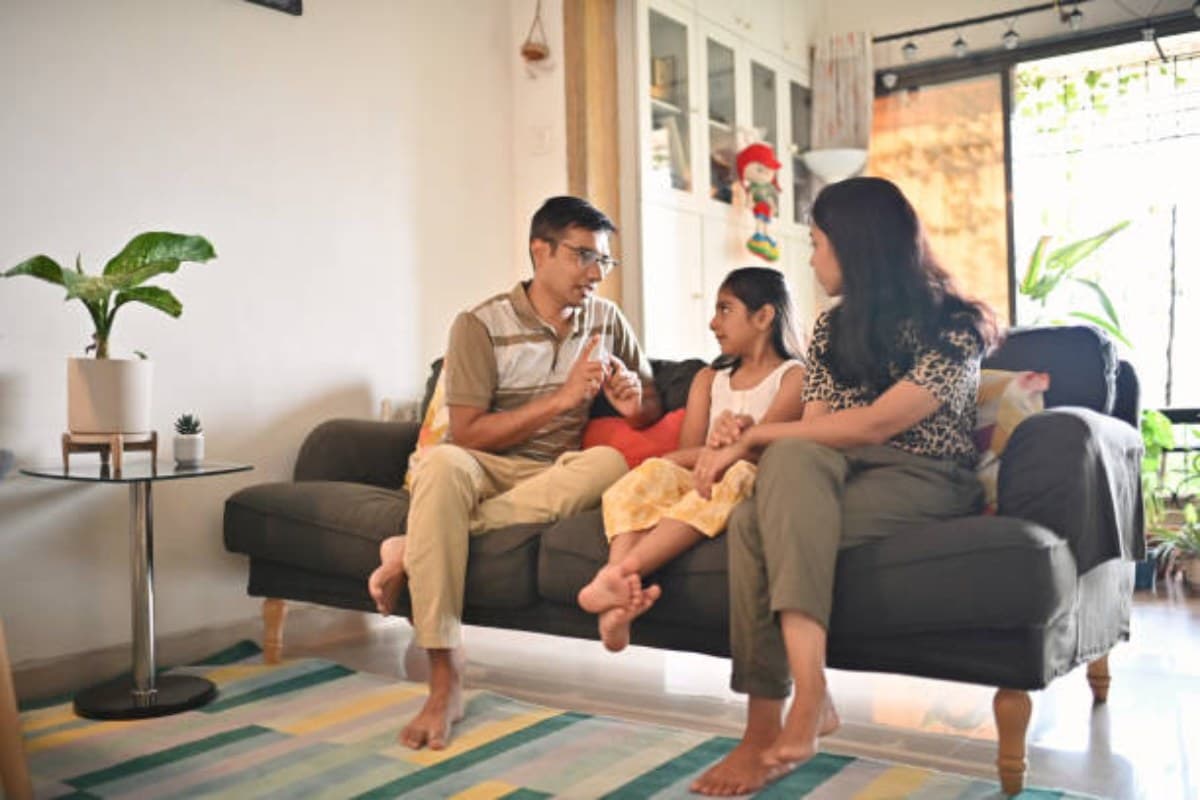 बच्चों को सही-गलत का फर्क सिखाने के लिए अपनाएं ये आसान तरीके, हर पैरेंट के लिए जरूरी गाइड