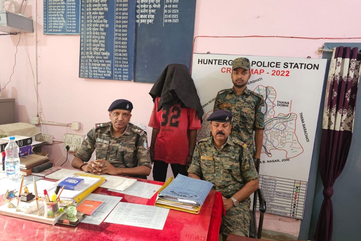 हंटरगंज पुलिस ने चोरी की बाइक के साथ एक को किया गिरफ्तार, दूसरा फरार