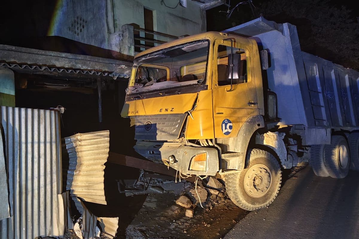 सरायकेला-खरसावां में अनियंत्रित हाइवा घर में घुसा, बाल-बाल बचे लोग