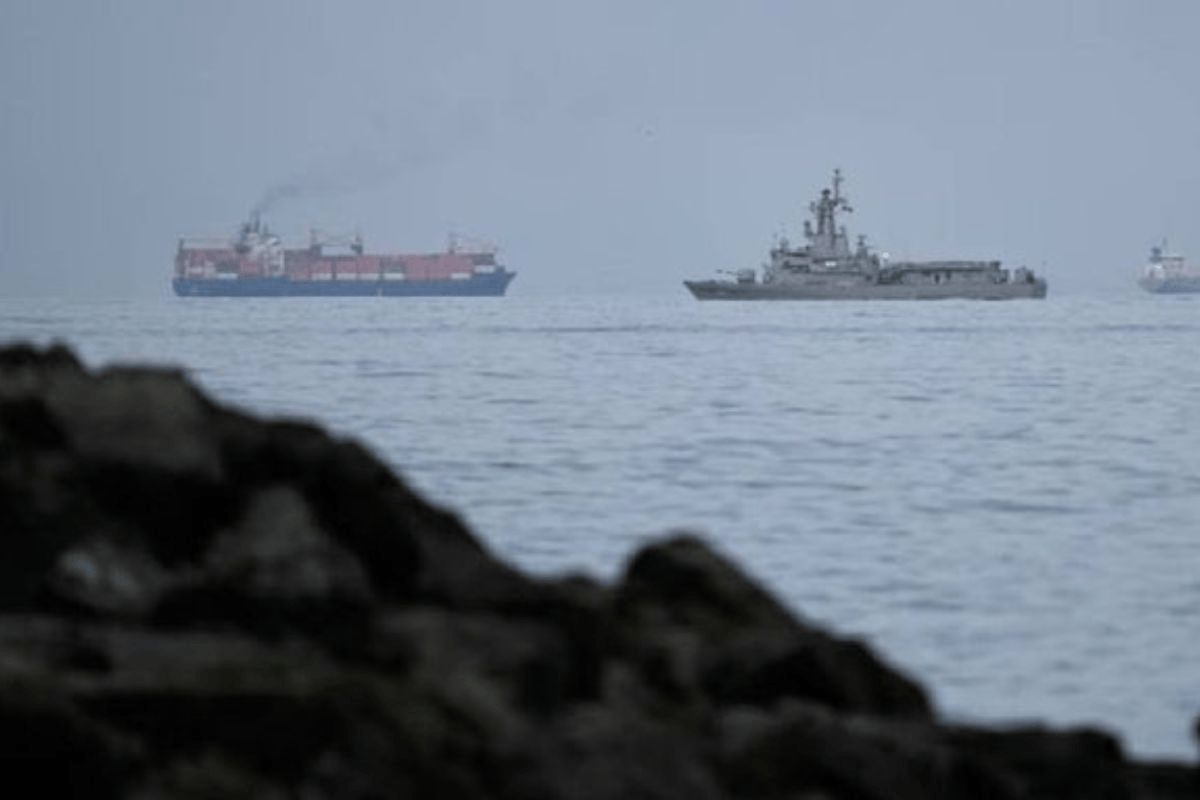 सीजफायर की अवधि बढ़ी, कुछ ही घंटे बाद होर्मुज स्ट्रेट पार कर रहे 2 जहाजों पर ईरान ने किया हमला