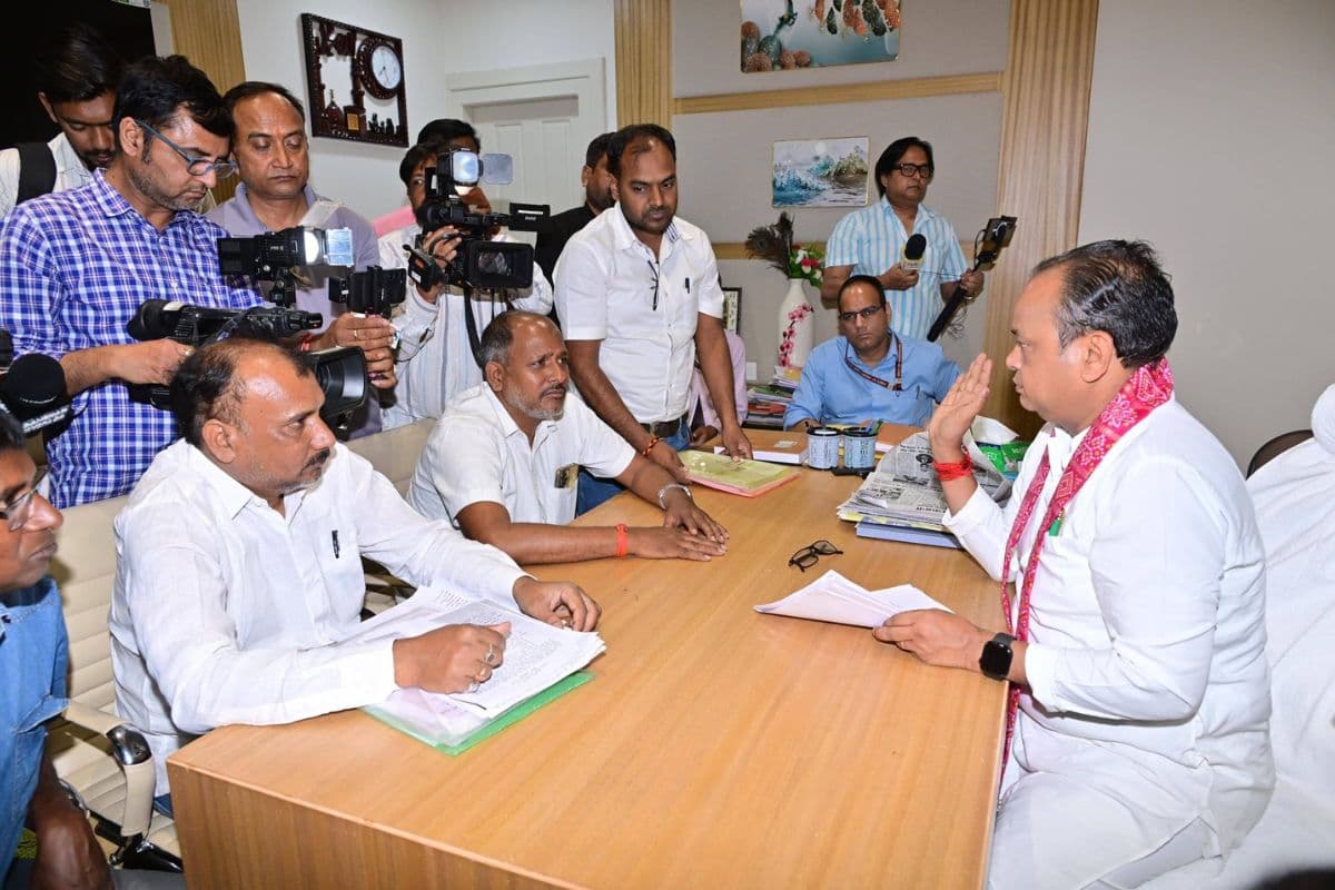 स्वास्थ्य मंत्री के आश्वासन पर सहायक अध्यापक संघर्ष मोर्चा का अनशन हुआ खत्म